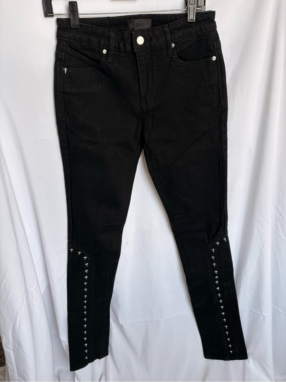 Never worn-no tags. RTA - ENZO SKINNY JEAN | BLACK CROSS RIVET. Size 28